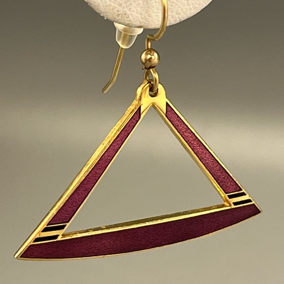 Pair of vintage, Isle of Skye, triangle shaped Earrings for pierced ears. - Picture 10 of 12